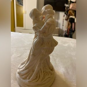 Figurine Couple Statue